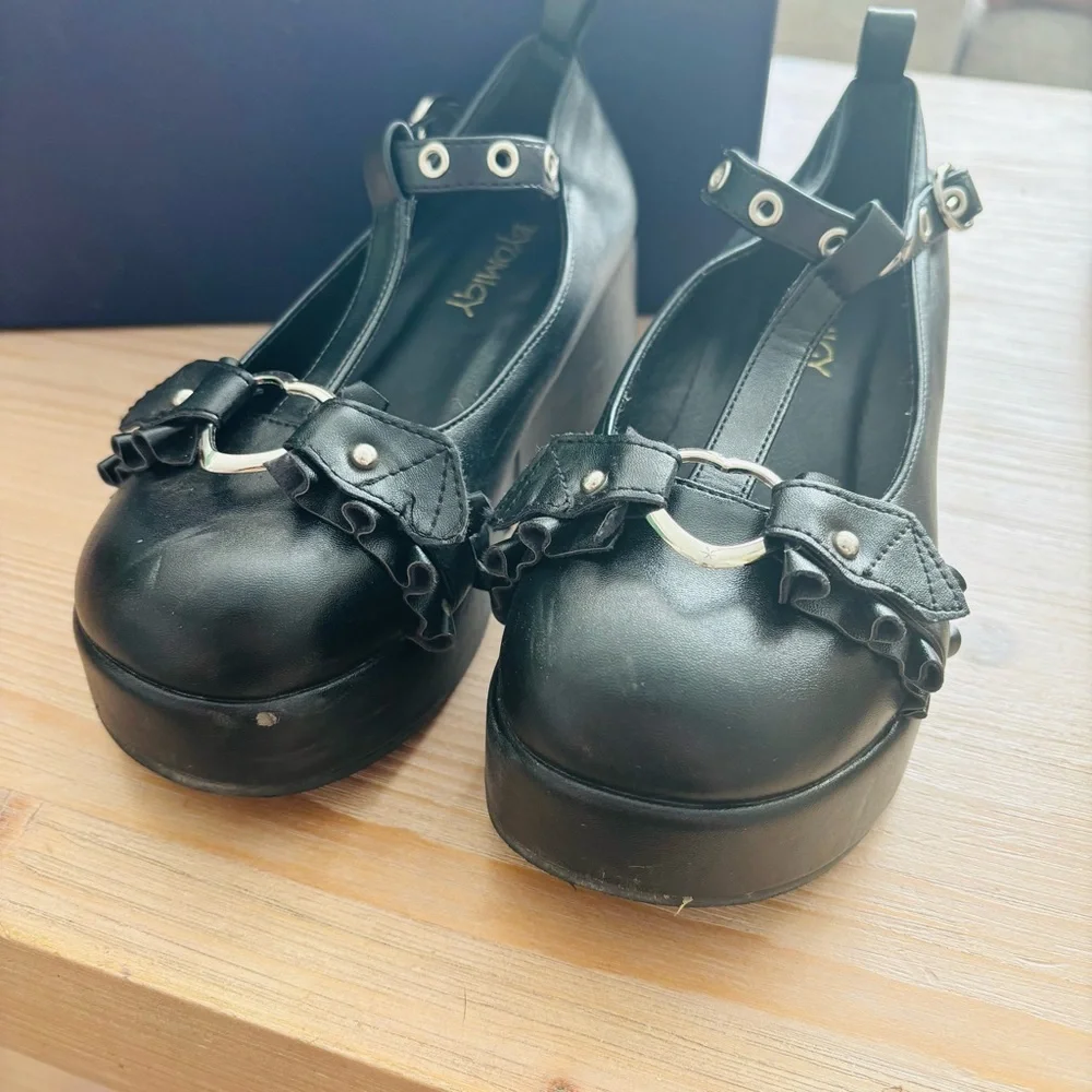 Mary Jane Black Women's‎ Platform Shoes Size 5.5 Gothic Heart Accent
